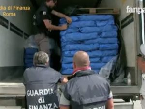 Roma, nel camion ci sono 250 chili di hashish: arrestate 5 persone