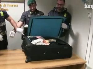 Cocaina nascosta nello yogurt e negli assorbenti: 17 arresti all'aeroporto di Fiumicino