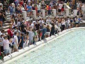 Fontana di Trevi, arrestate tra gli applausi dei turisti due borseggiatrici 13enni