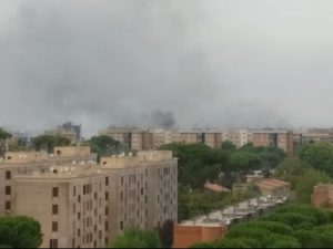 Incendio a Pietralata, quattro motorini in fiamme. Sulla Braccianese in salvo 30 bimbi dell'oratorio