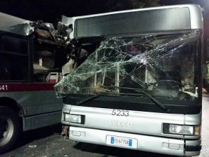 Due autobus Atac si scontrano sulla via Flaminia, ferito un autista