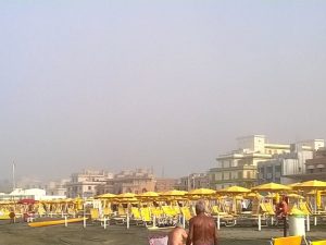 Ostia, lo strano fenomeno: nebbia sulla spiaggia col sole a 40 gradi