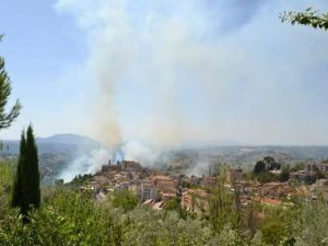 Incendio a Poggio Mirteto: le fiamme minacciano le abitazioni, evacuato il comune