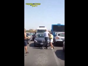 Torvaianica, scatta la rissa tra autista Atac e automobilista per un’inversione a U