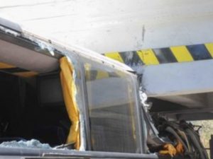 Roma, autobus si schianta contro ponte della Roma-Lido. Diciotto feriti, grave un bambino