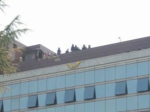 Sgombero di una palazzina occupata in corso a Cinecittà: famiglie barricate sul tetto