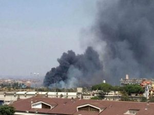 Roma, incendio in via Salviati: le fiamme raggiungono un autodemolitore