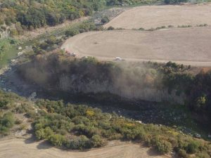 Tenta di salvare il cane caduto nel dirupo, ma scivola e precipita anche lui: morto un 41enne