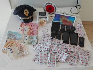 Il materiale sequestrato nell'appartamento