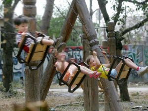 Terracina, amico di famiglia abusa di una minore nel parco giochi
