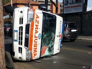 Via Cassia, ambulanza si ribalta dopo un incidente con una vettura