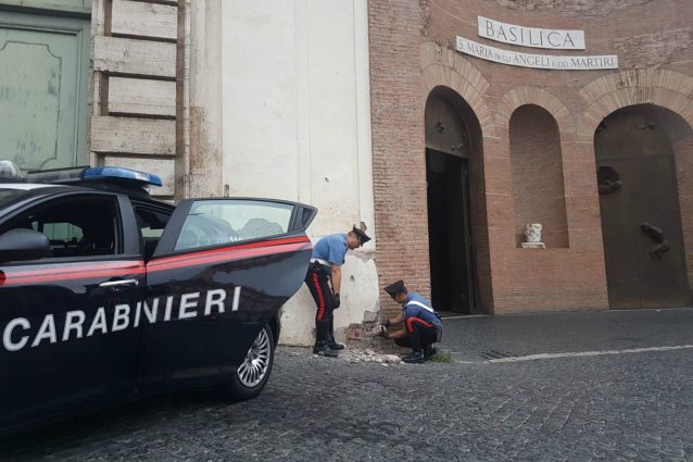 Danneggia la facciata della Basilica di Santa Maria degli Angeli: 24enne arrestato a Roma