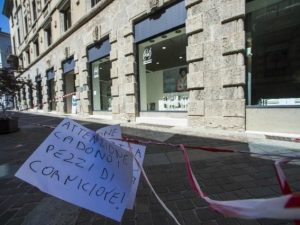 Roma, pezzo di cornicione cade in strada a via Cavour