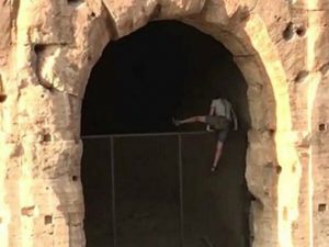 Roma, scavalca il cancello e tenta di entrare nel Colosseo dopo l'orario di chiusura