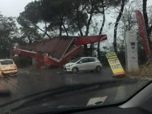 Temporale a Roma, tetto di un distributore di benzina crolla su un'auto: ferita coppia