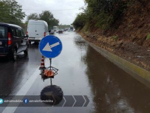Maltempo, allagamenti e code su via Pontina: mattina da incubo per i pendolari