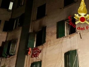 Roma, incendio in un appartamento del Tufello provocato da cortocircuito: salvata una persona