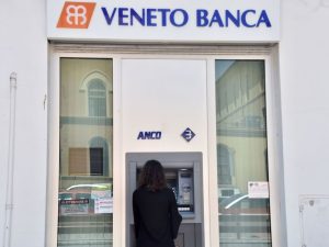 Al bancomat con la felpa in piena estate: arrestata donna in possesso di carte clonate
