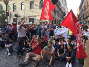 Lotta per la casa, il movimento blocca via Ripetta: tafferugli con la polizia, attivisti denunciati
