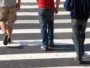 Drogato al volante investe due ragazzi di 16 e 17 anni e viene linciato dai passanti