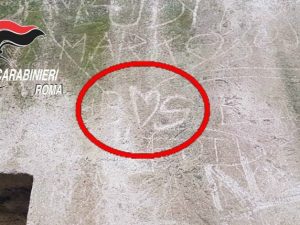 Roma, turisti rubano laterizio dal Colosseo e incidono un muro di epoca romana