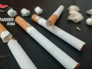 Droga nascosta nelle sigarette: arrestata pusher a Roma