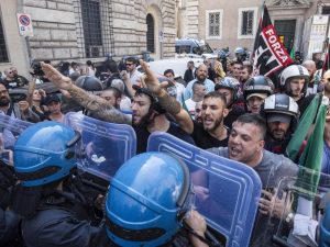 Scontri tra polizia e Forza Nuova che manifestava sotto il Senato