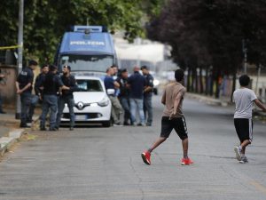 Tiburtino III, quaranta migranti intrappolati in chiesa: fuori gruppetti di estrema destra