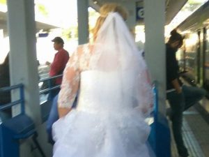 Spose metropolitane: a bordo dei mezzi pubblici con l'abito bianco