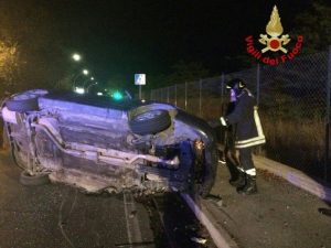 L'intervento dei vigili del fuoco su via Nettunense