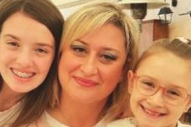 Antonietta Gargiulo insieme alle due figlie Martina e Alessia
