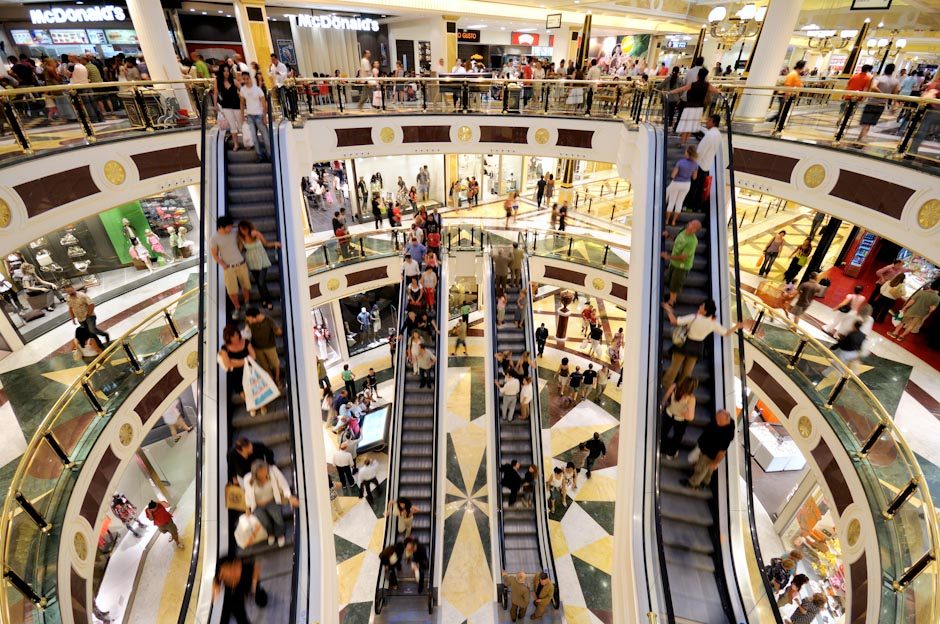 Euroma2, precipita dalle scale del centro commerciale grave una 45enne Euroma2, precipita dalle scale del centro commerciale grave una 45enne