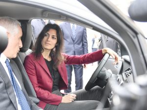 Virginia Raggi a bordo dell’automobile elettrica donata al Campidoglio