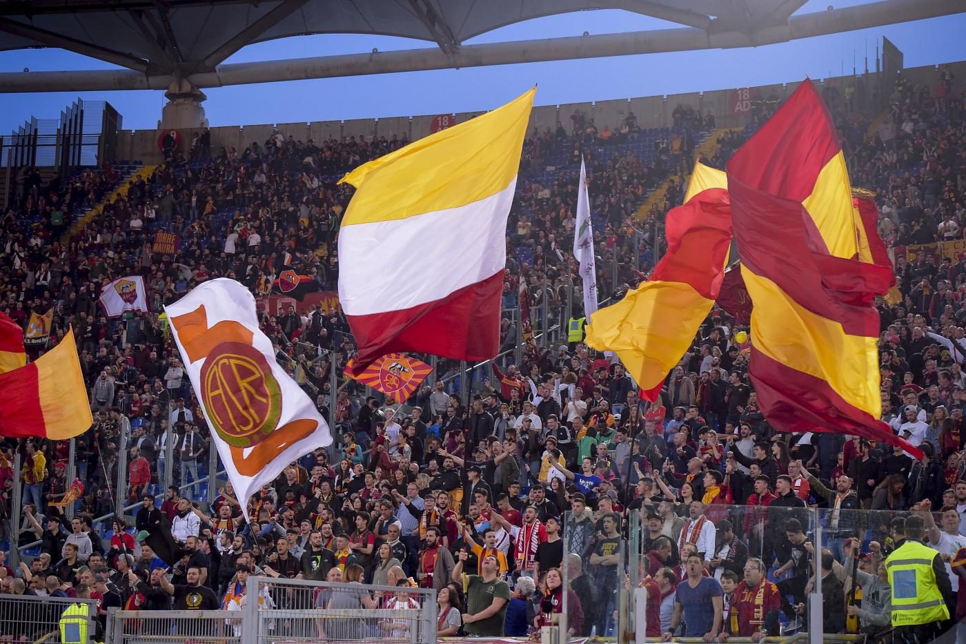Bandiere sui balconi per far capire che Roma tifa Roma: l'invito della ...