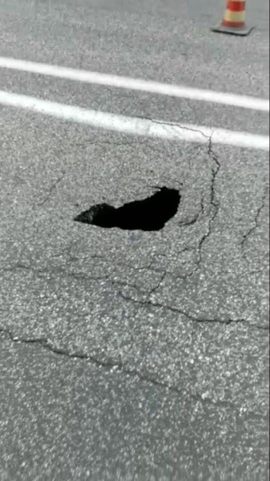 La voragine in via Damiano Chiesa – Foto Facebook