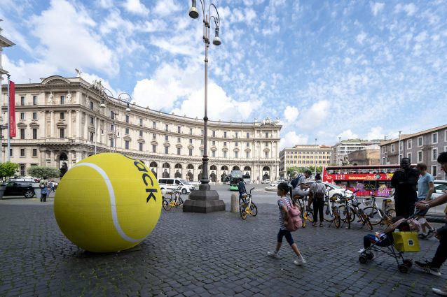 Una delle maxi palle da tennis apparse domenica 13 maggio a Roma: era un’operazione di guerrilla marketing del marchio Diadora