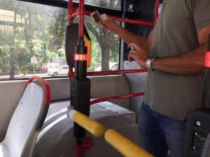 I tornelli installati a bordo di alcuni bus
