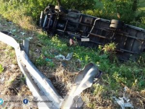 Automobile si ribalta sulla Pontina – foto Twitter Astral Infomobilità