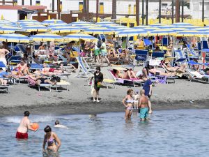 foto di repertorio – la spiaggia di Ostia