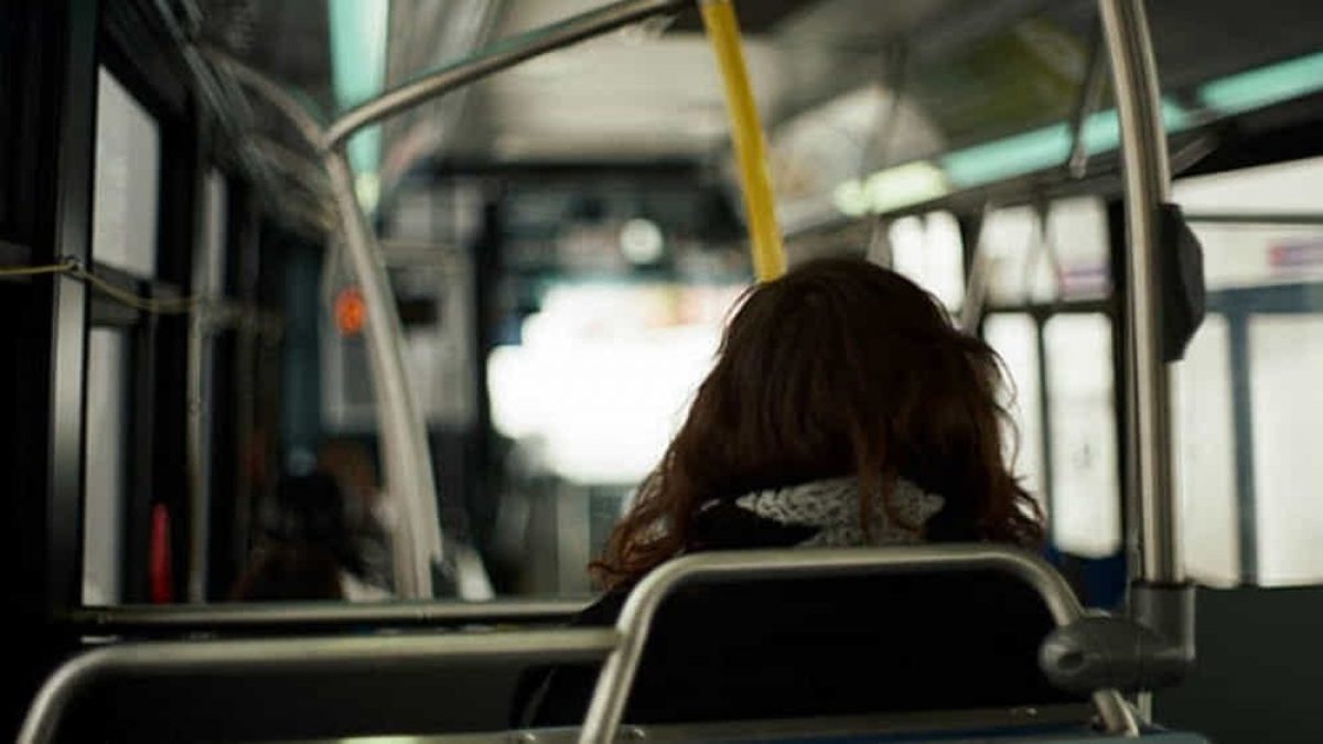 Adolescenti che hanno sesso su un autobus