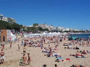 Una delle spiagge di Cannes, Costa Azzurra – foto di repertorio