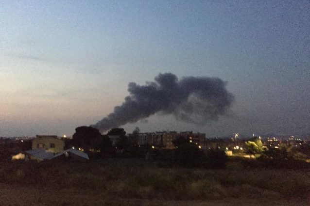 L’incendio a Guidonia (foto di Carminemaria Masini via Facebook)