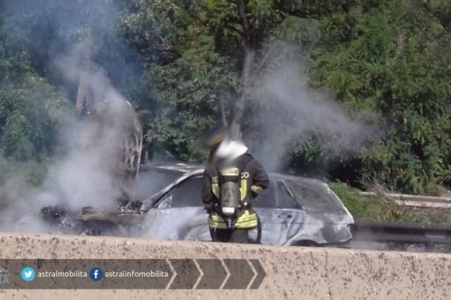 L’auto in fiamme (foto: Astral mobilità via Twitter)