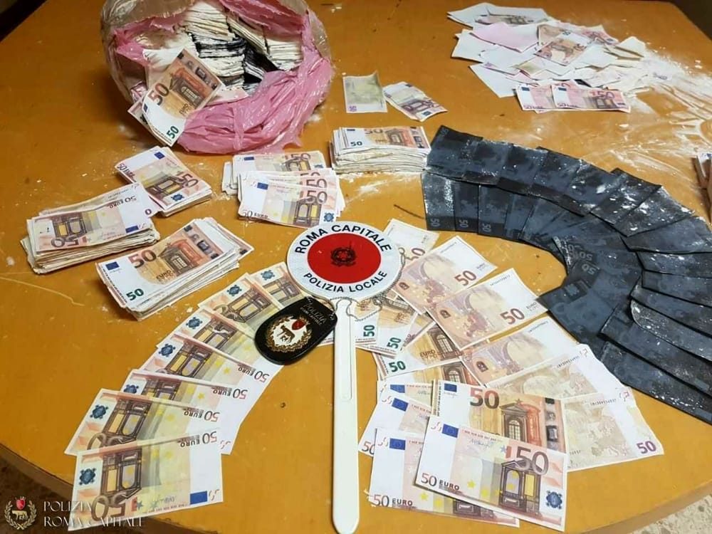 Un tesoro da 1000 banconote da 50 euro false scoperto in un minimarket in pieno centro Un tesoro da 1000 banconote da 50 euro false scoperto in un minimarket in pieno centro