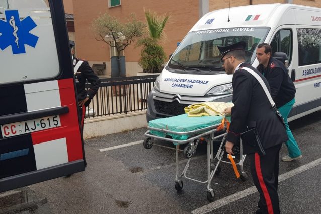 L’ambulanza dei Carabinieri impegnata nei soccorsi per il trasferimento dei degenti dell’ospedale Villa San Pietro.
