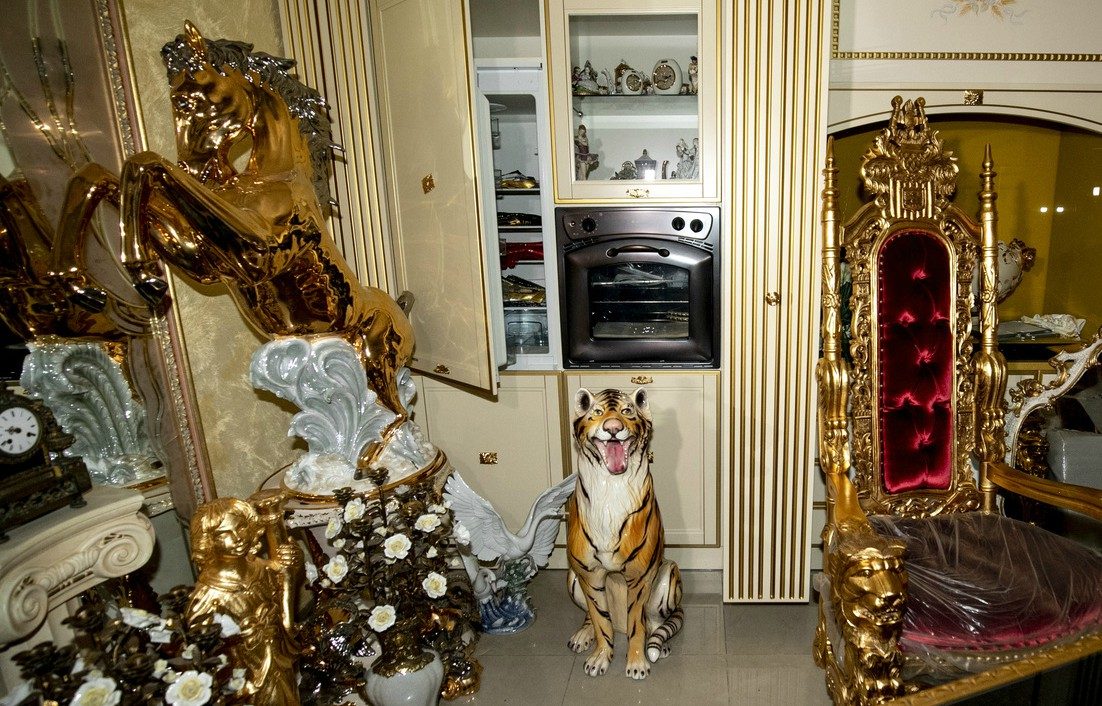 Casamonica Affreschi Statue E Oro L arredamento Delle Ville Abusive 