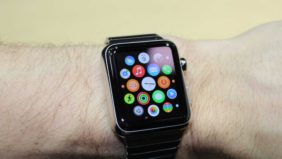 Maestro di sci ha un infarto in corso, l'orologio glielo segnala: lo  smartwatch gli salva la vita