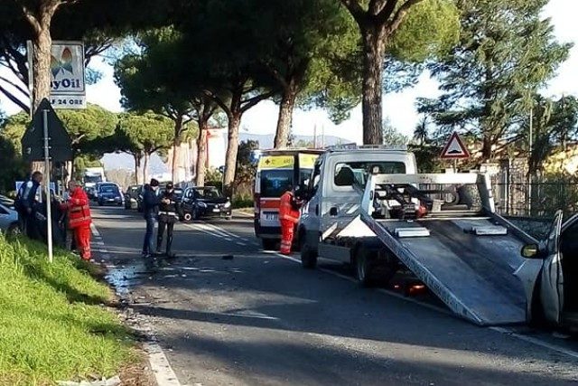 Incidente stradale su via Appia Sud a Velletri, scontro tra auto e furgone: 5 feriti gravi Incidente stradale su via Appia Sud a Velletri, scontro tra auto e furgone: 5 feriti gravi