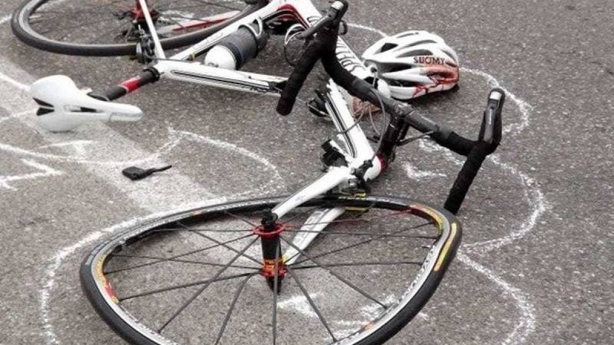 Roma, travolto da un'auto mentre attraversa sulle strisce in bici: 11enne è  gravissimo