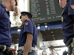 Trovata donna che ha abbandonato un bimbo in carrozzina a Termini: arrestata